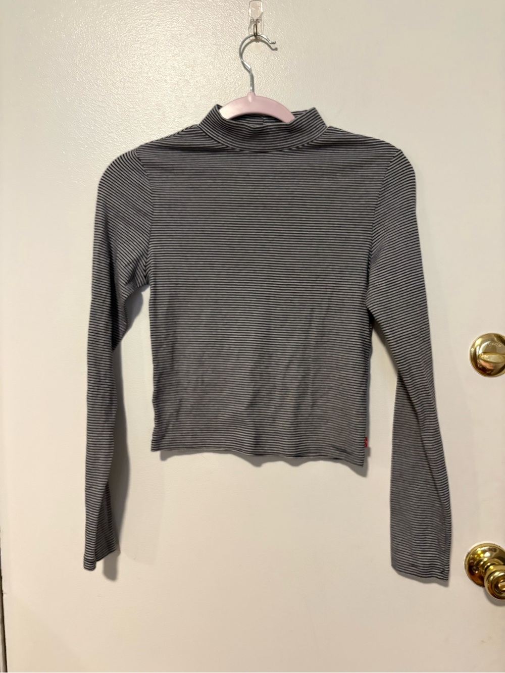 Levi’s basic cute navy and white striped turtleneck size small